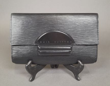 LOUIS VUITTON, PARIS.
Pochette en cuir épi noir, l