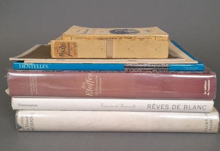 Conjunto de obras sobre el tema de los textiles y 