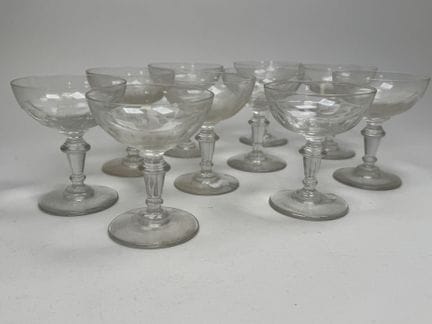 Série de 10 coupes à champagne en verre à pans cou