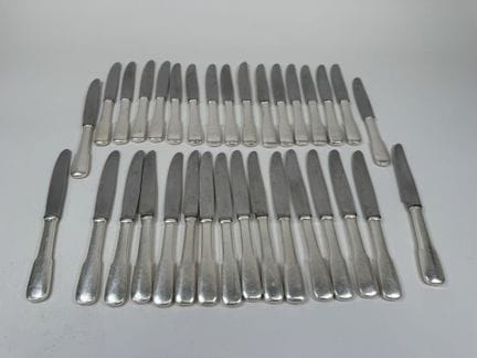Série de 33 couteaux à entremet en métal argenté, 