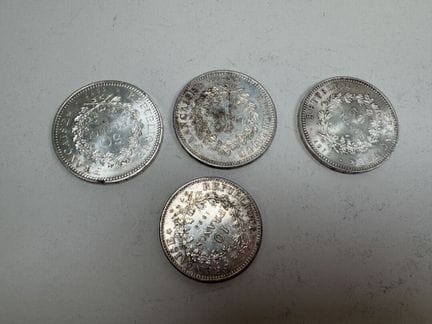 Lot de quatre monnaies en argent dont :
- 3 pièces