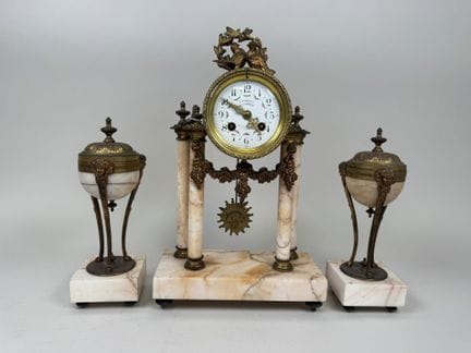 A L'ESPERANCE - Henri GODCHOT à Paris.
Garniture d