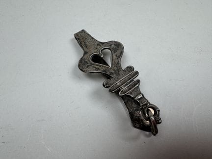 Boucle de cape en argent 950/1000, à décor ciselé 