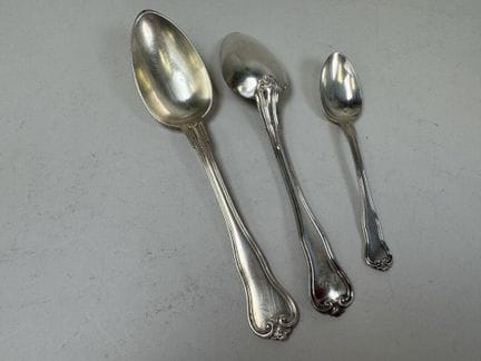 Deux cuillères de table et une petite cuillère en 