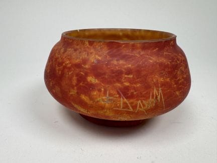 DAUM, Nancy.
Glass cup with a marbled base on an o