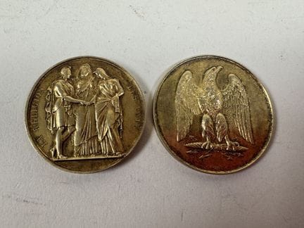 Deux jetons de présence en argent doré figurant l'