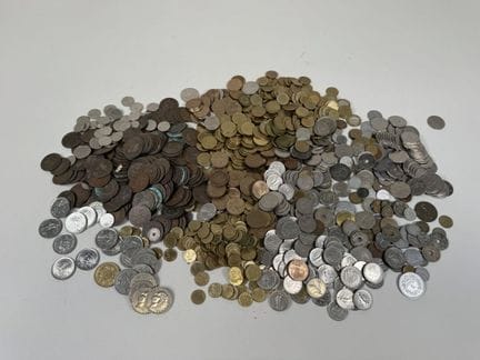 一堆散装的各种硬币，主要是法国硬币。