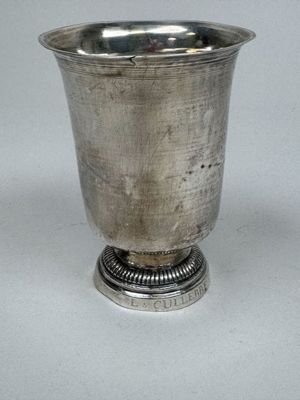 Timbale sur piédouche en argent 950/1000, à décor 