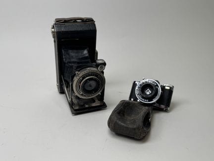 ELJY LUMIERE.
Petit appareil photo 1:3,5
En étui.
