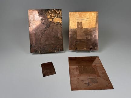 4块用于雕刻或版画的铜版，图案包括风景（其中一幅为动态风景）和一幅女性肖像。
26 x 20 厘米（