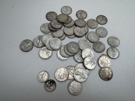 Lot de 48 pièces de 5 francs Semeuse argent.
On y 