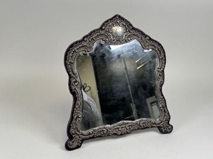 Miroir de table probablement en argent repoussé à 
