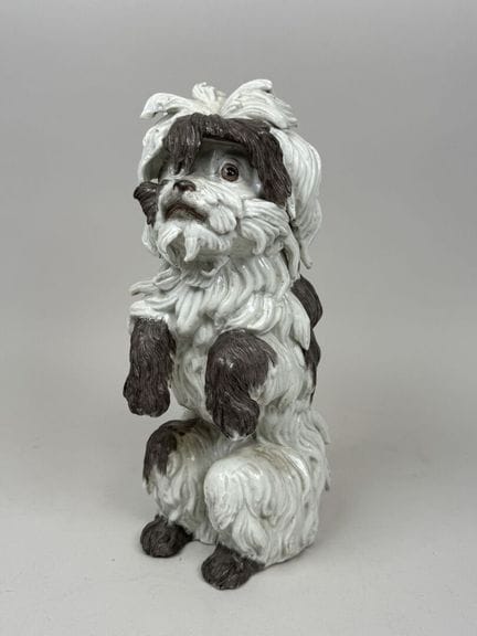 梅森，约翰·约阿希姆·肯德勒，据其作品。
摆出漂亮姿势的比雄犬。
彩绘瓷器作品。
高：30 厘米。
