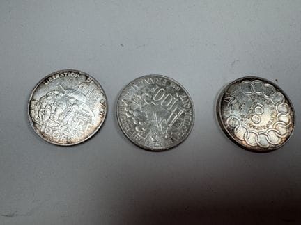 3枚100法郎纪念银币。
重量：45克。