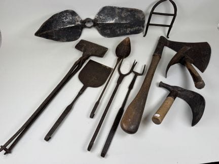Conjunto de herramientas antiguas de hierro forjad