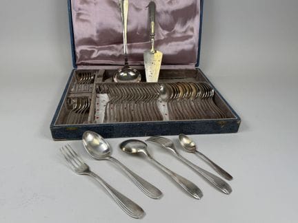 Partie de ménagère en métal argenté, modèle à file