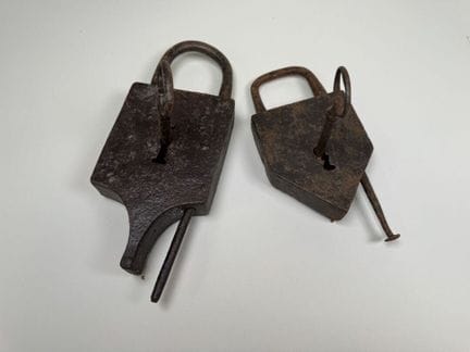 Lote de dos candados de metal.
24 x 10 x 3,5 cm (e