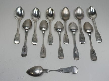 RUSSIE, XIXe.
Série de 11 cuillères en argent 875/