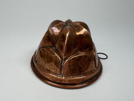 Small embossed copper cake pan.
H. 9 cm and D. 15 