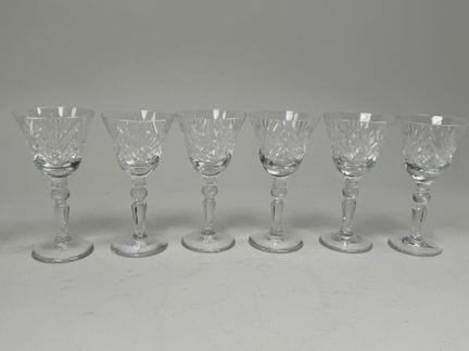 Série de 6 petits verres à liqueur sur pied en cri