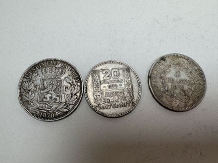 Lot de trois pièces en argent dont :
- 20 francs  