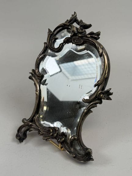 Petit miroir de table en bronze argenté de forme c
