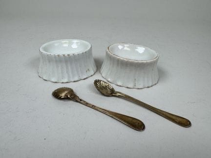 Paire de salerons en céramique blanche.
3,5 x 8,5 