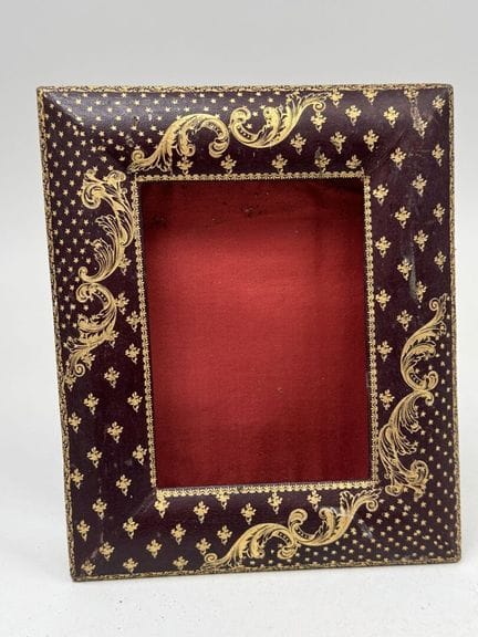 Rectangular photo frame made of gold-embossed leat
