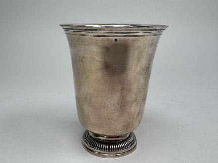 Timbale sur piédouche en argent à décor de godrons
