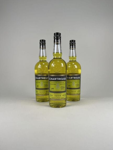 CHARTREUSE.
Amarillo. 43 %. 3 botellas. Año de emb