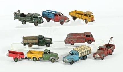 DINKY TOYS, Series 25.
9 vehicles, in play conditi