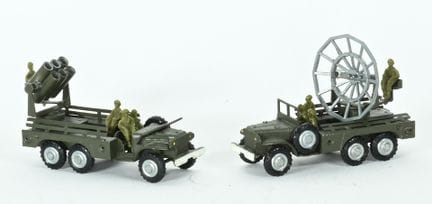 FRANCE JOUET.
2 military models in 1/50 scale, met