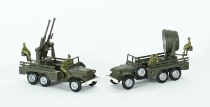 FRANCE JOUET.
2 military models in 1/50 scale, met
