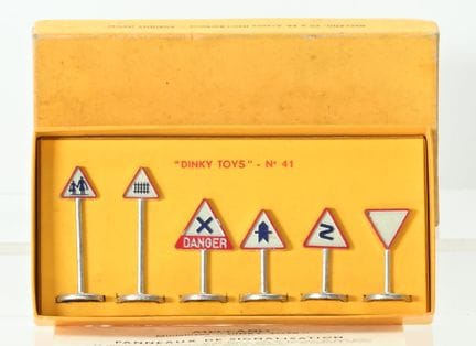 DINKY TOYS.
Item No. 41, box of 6 obstacle signs w
