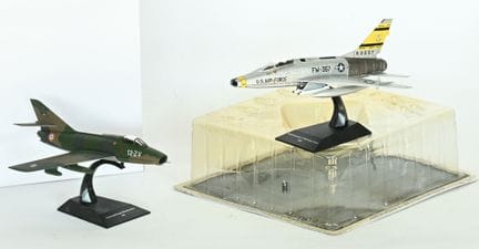 PRESS COLLECTION.
2 fighter jets, 1/73 scale, in m