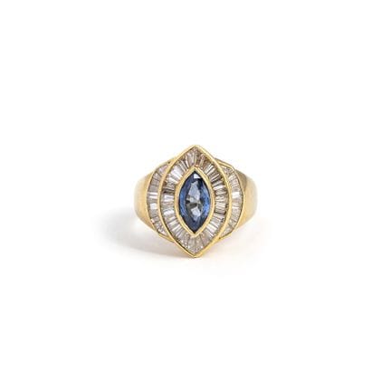 Ring mit Saphir und Diamanten.
18 Karat Gelbgold, 