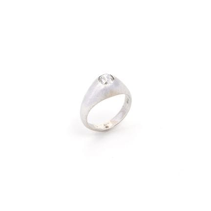 Solitärring mit Diamant.
18 Karat Weißgold, Diaman