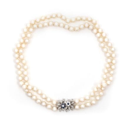 Perlenkette mit Saphiren und Diamanten.
18 Karat W