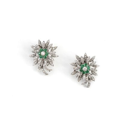 Ohrringe mit Diamanten und Smaragden.
18 Karat Wei