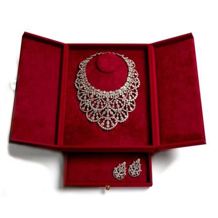 Medio juego de joyas con diamantes.

Importante co