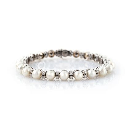 Armband mit Akoya-Perlen und Diamanten.
18 Karat W