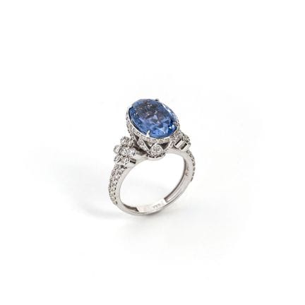 Ring mit Saphir aus Sri Lanka.
18 Karat Weißgold, 