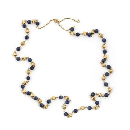 Lange Perlenkette mit Lapislazuli.
18 Karat Gelbgo