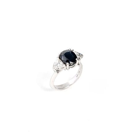 Ring mit Saphir und Diamanten.
18 Karat Weißgold, 