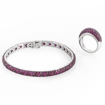 Tennisarmband und Ring mit Rubinen.
18 Karat Weißg