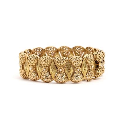 Armband in Bandform mit gearbeiteten und durchbroc