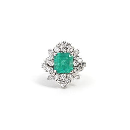 Ring mit Smaragd aus Kolumbien.
Platin, Smaragd mi