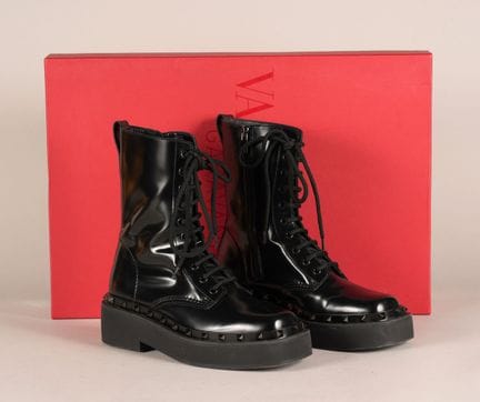 * VALENTINO
COPPIA DI STIVALI "COMBAT ROCKSTUD" in