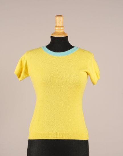 * CHANEL BY KARL LAGERFELD
Top in cashmere giallo,