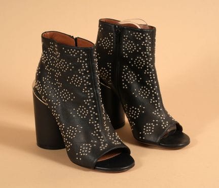 * GIVENCHY
PAI di scarpe alte con punta aperta "ED